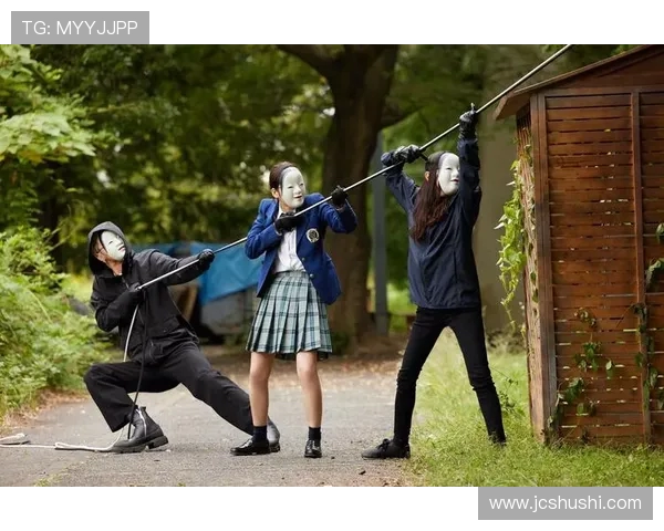 《邪恶女体育老师的惩罚游戏：校园里隐藏的黑暗阴谋》